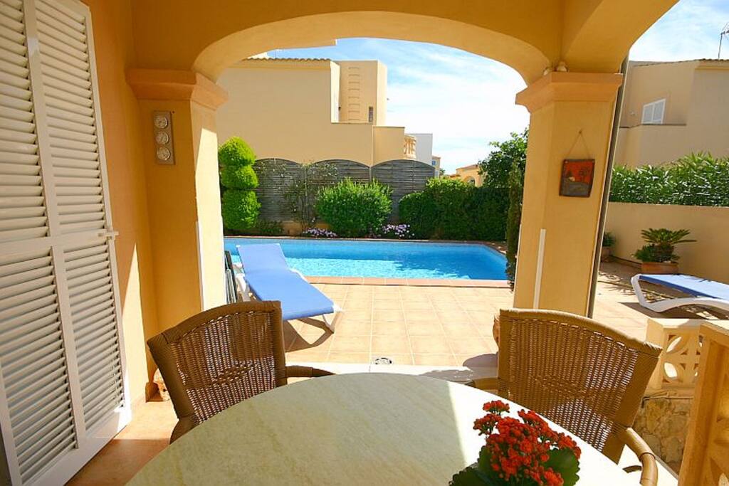 überdachte Terrasse