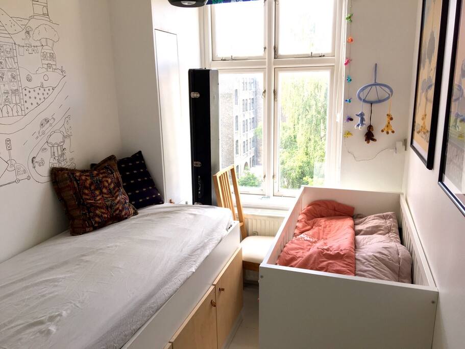 Kids room sleeps 1 + 1 infant.