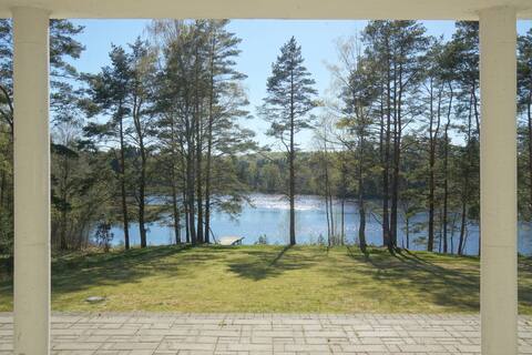 Landvilla at bathing lake in idyllic nature