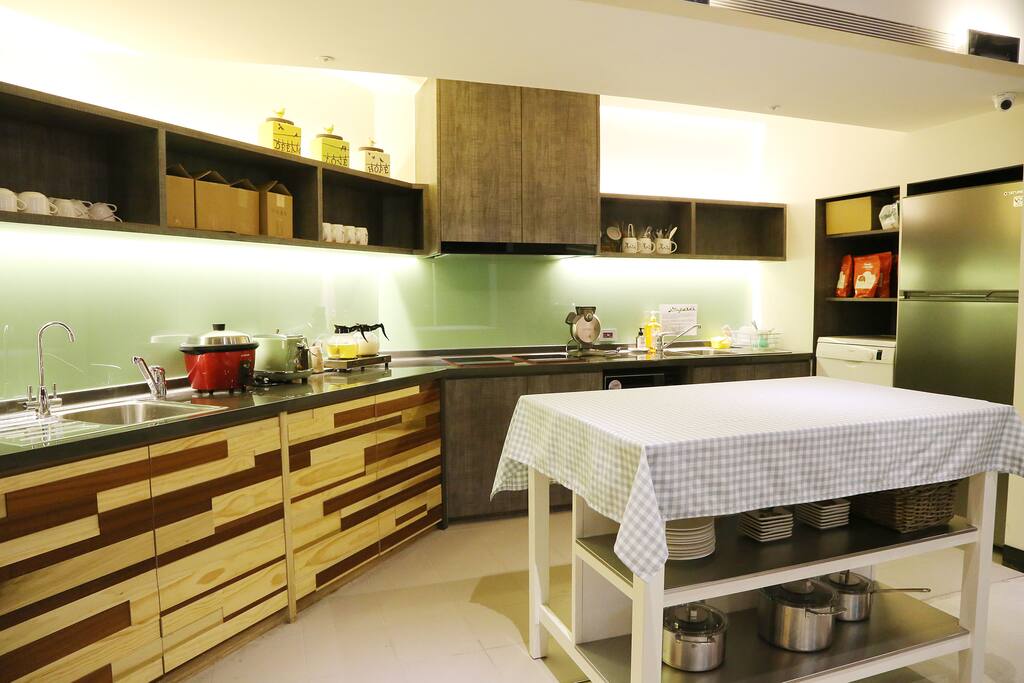 廚房乾淨, 備有基本烹煮設備和餐具. Clean, tidy shared Kitchen with cutlery provided.