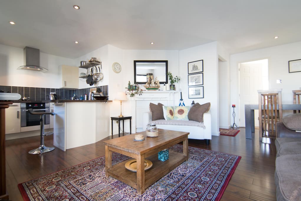 Spacious lounge