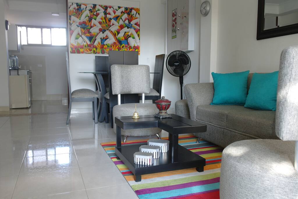 Mobiliario de Sala cómoda, con capacidad para cuatro personas.