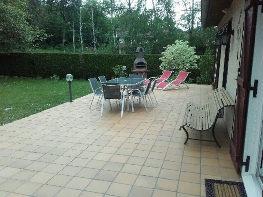 Grande terrasse avec barbecue et le bois vous sera fourni