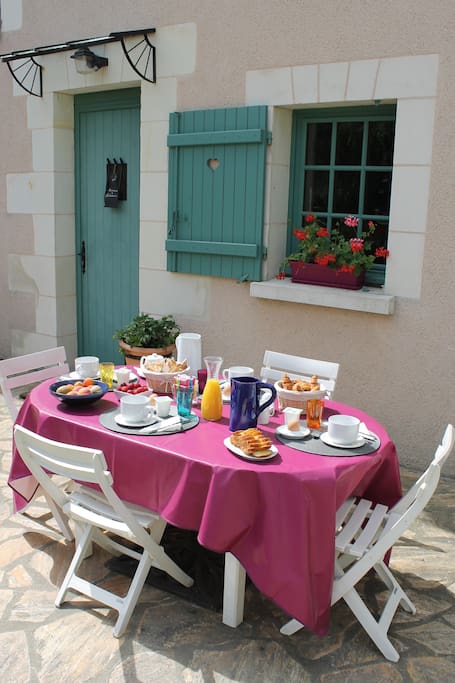 Petit déjeuner continental servi en terrasse sur demande avec supplément