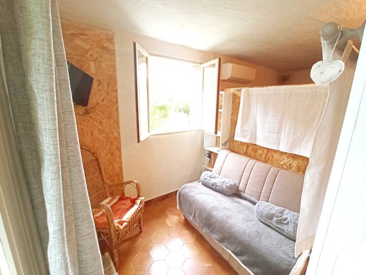 Втора малка стая с легло BZ 140  м в кутия или кът за телевизор, ако са само двама обитатели. 