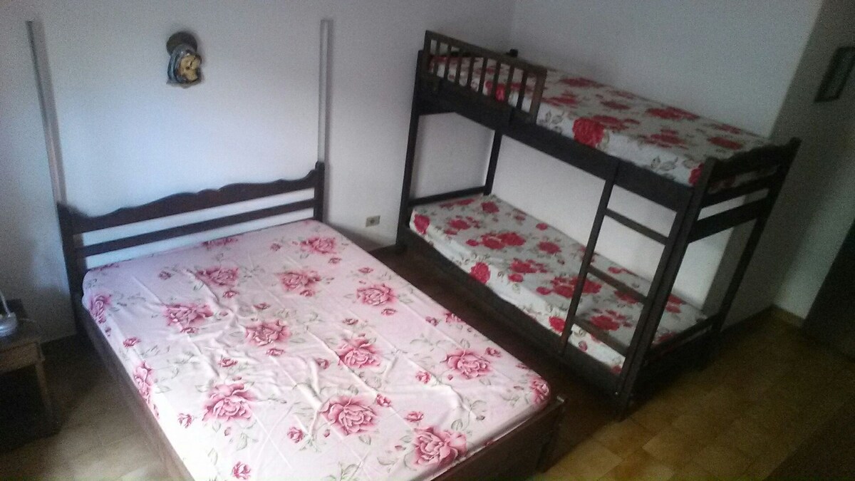 غرفة 1، حمام داخلي، سرير مزدوج وسرير بطابقين