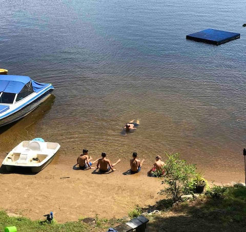 Private Beach, Lake Front, Family Friendly Cottage