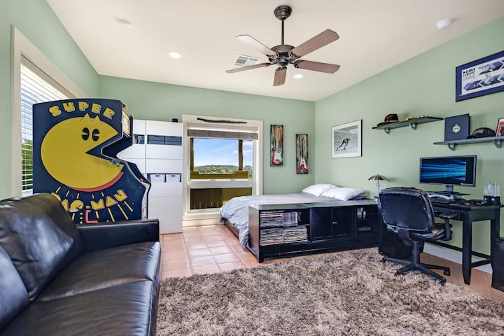 Dormitorio queen con baño compartido. Sofá cama tempurpedic de tamaño completo. 