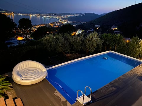 Il Casale, an elegant villa with a swimming pool and sea view