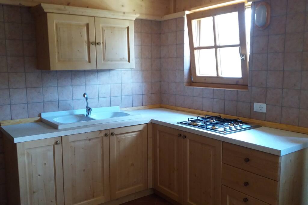 cucina a gas completa di padelle e stoviglie per tutta la casa