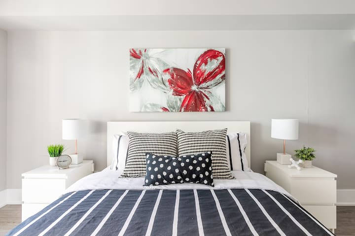 Beautiful Condo + CN Tower View + Free Parking