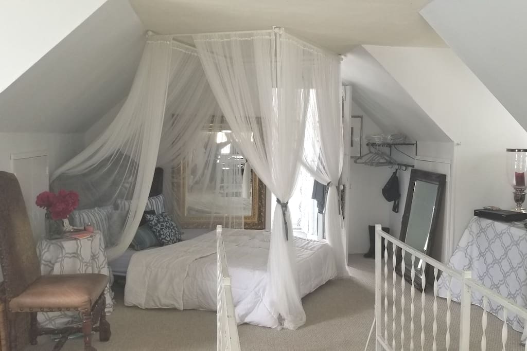 Romantic, Cozy and Private, 1 Block from Beach