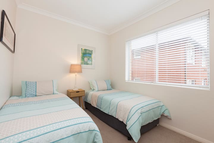 2 camas individuales, armario empotrado y ventilador de techo. Cuna de viaje disponible previa solicitud.