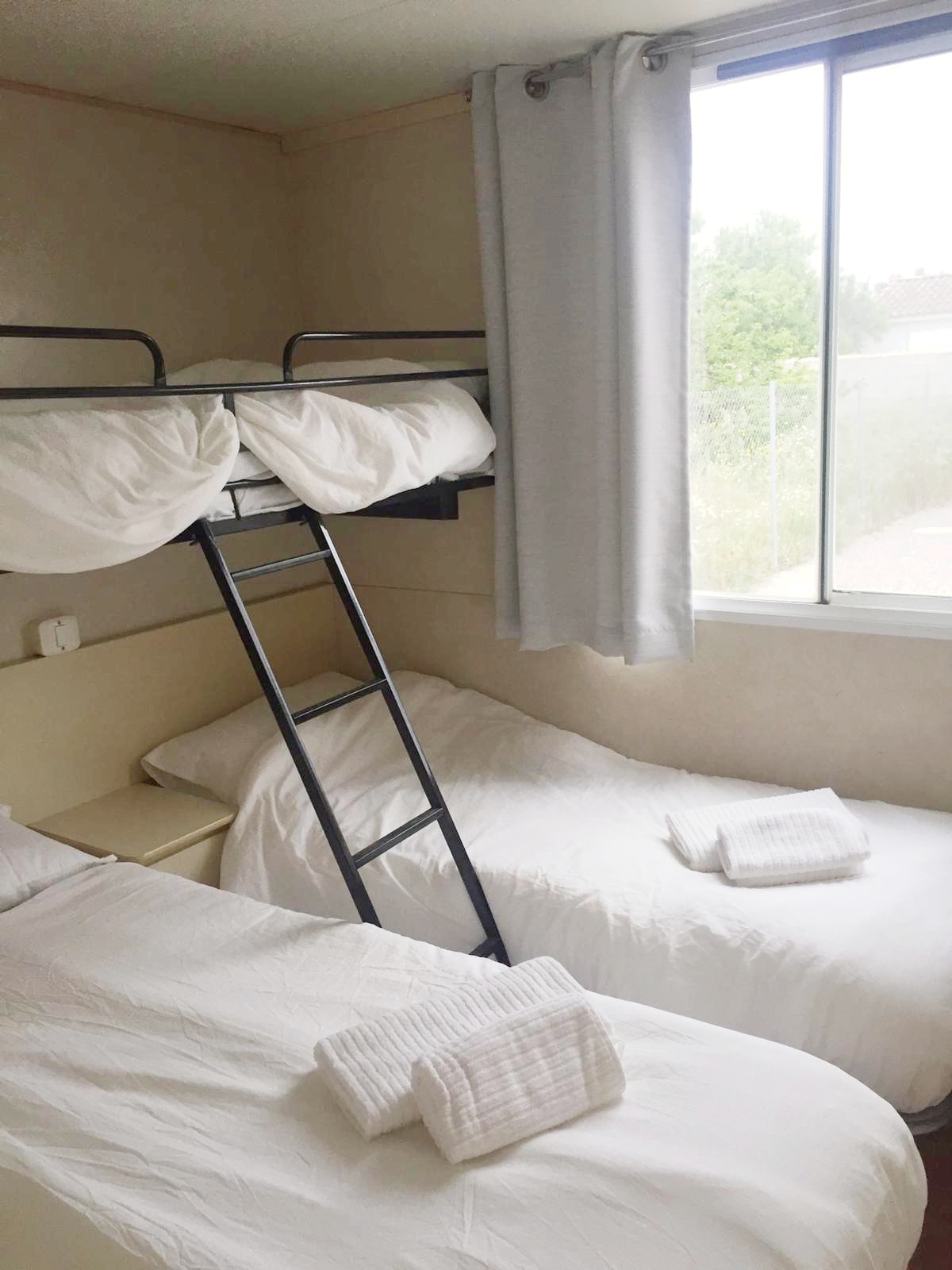 غرفة نوم ثانية بثلاثة أسرّة مزدوجة