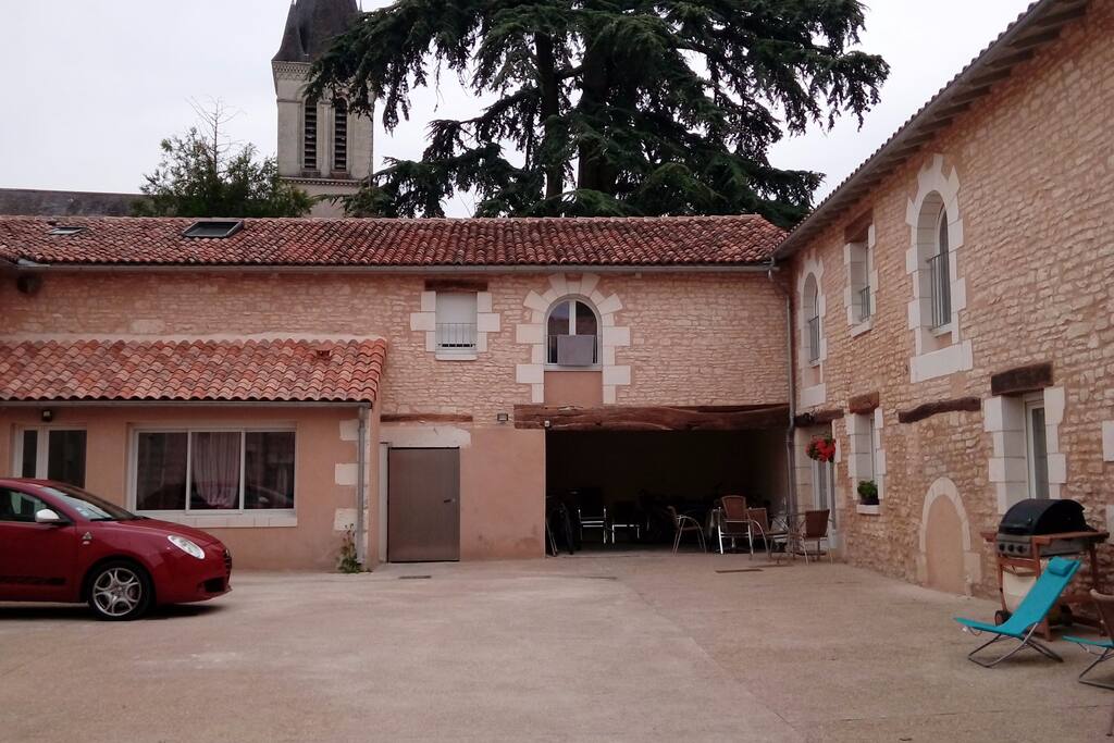 cour intérieur avec parking privé et sécurisé