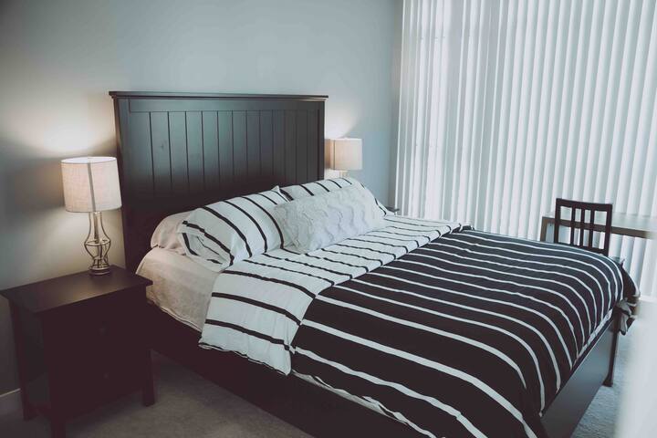 Cozy 2 bedroom steps from CN Tower, Scotiabank. gallery image 4