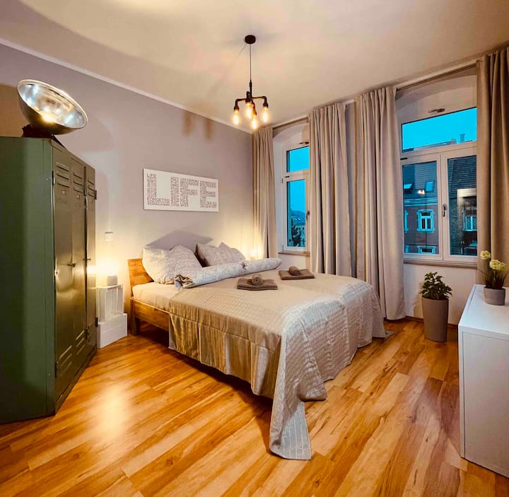 Útulnosť sa stretáva s leštenými uzamykateľnými skrinkami s obložením vhodným na oblečenie. Okná zasklené hlukom zaisťujú tiché noci. 