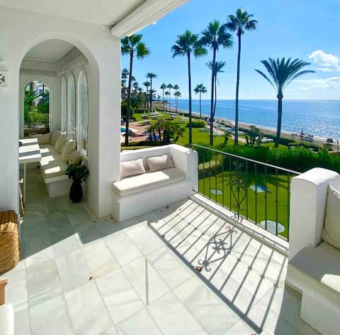 Top Airbnb: Alcazaba Beach Estepona - First Line Apartment in Estepona