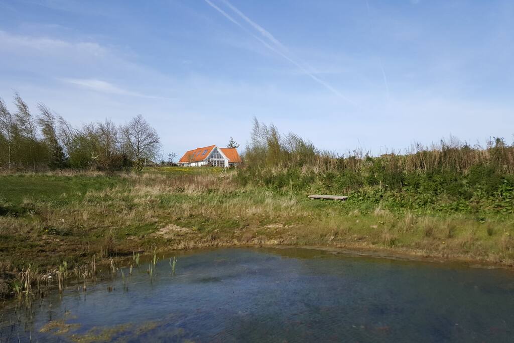 Huset set fra have ved vandhul