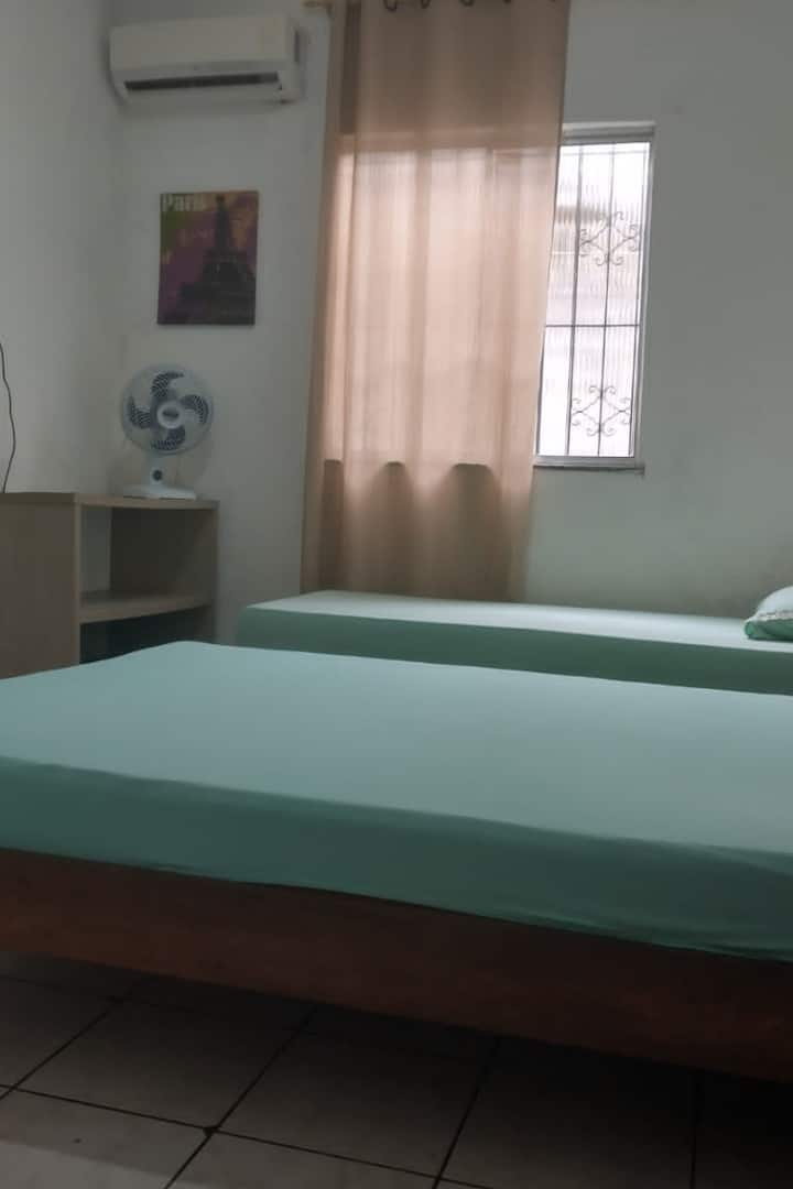 Suitë tokësore, 1 krevat dopio, 1 krevat tek, ndarje, ventilator, banjë 