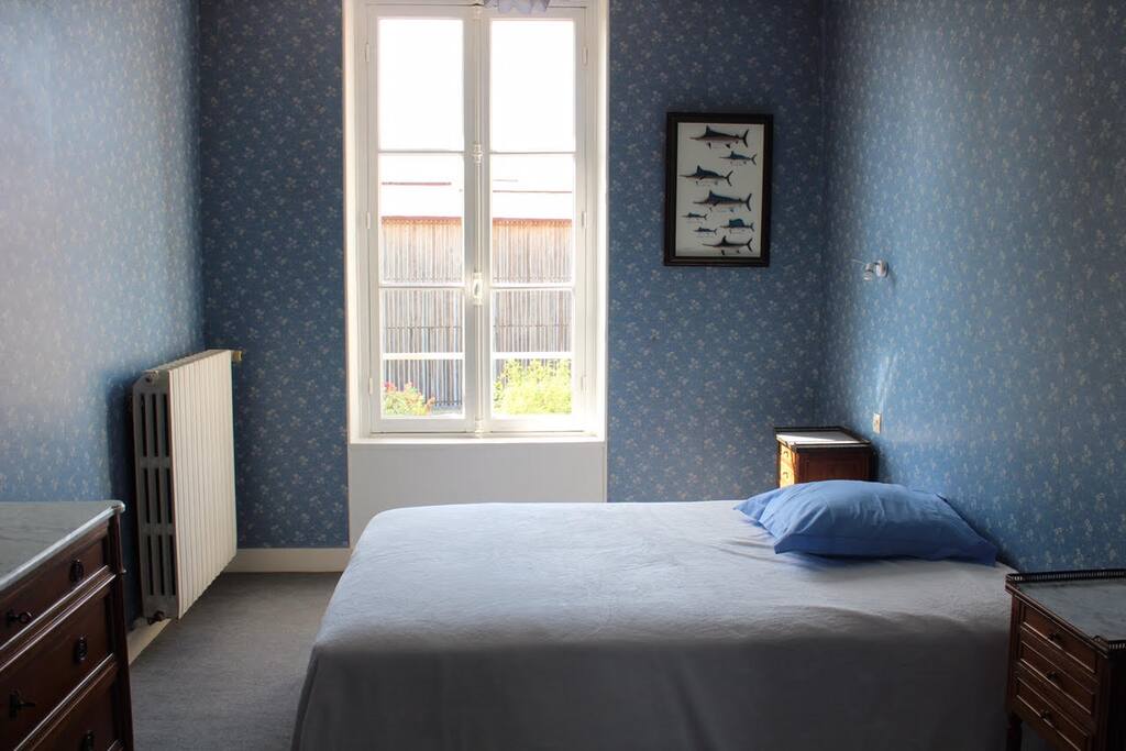 Chambre simple mais confortable - lit 140 -