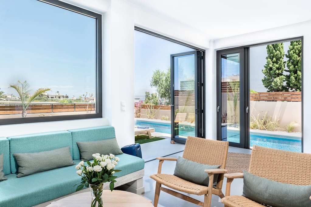 living room & pool view