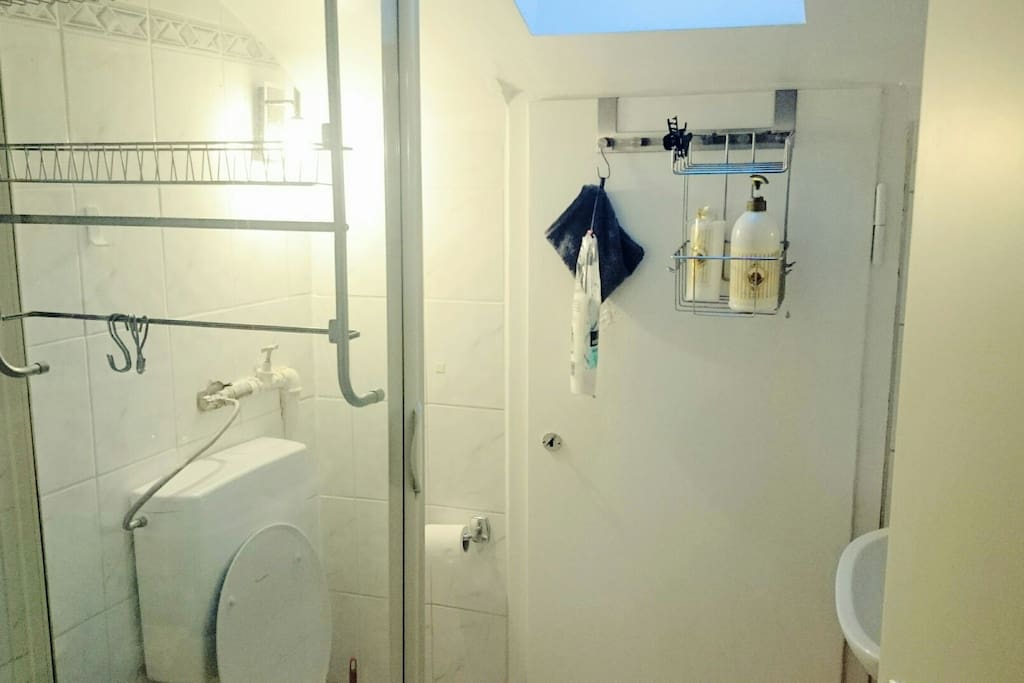 Tageslichtbad mit Duschkabine u Toilette
-Daylight Bathroom