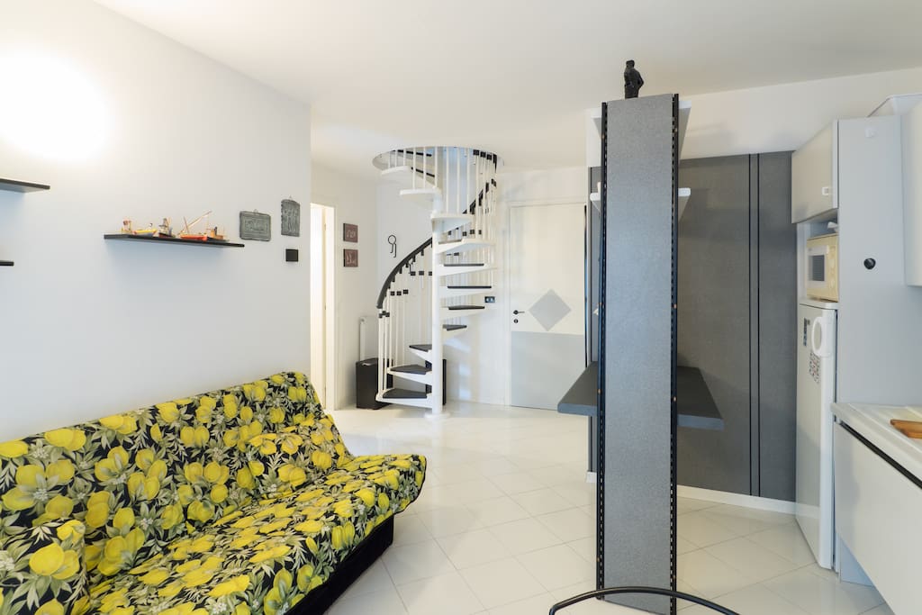 The house: view of living room, entrance, kitchen and Staircase leading to the upper floor