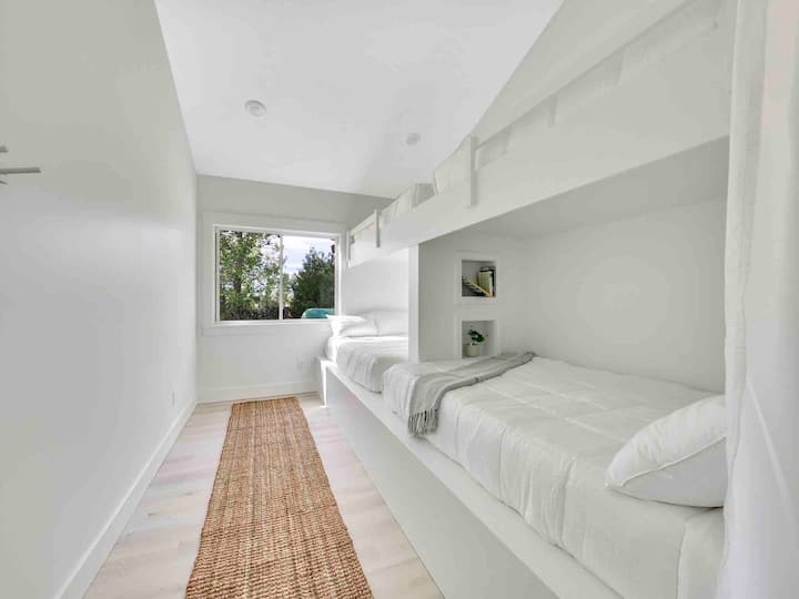 全新上下铺房间，配备2张单人床（上面）、2张全尺寸床（底部）、过敏原床垫套。 