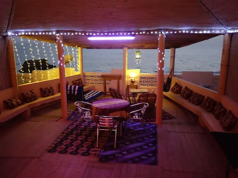 Carbet authentique, semi ouvert face à l'océan