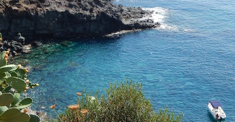 Successful Airbnb property: Dammuso splendid on the sea in Pantelleria