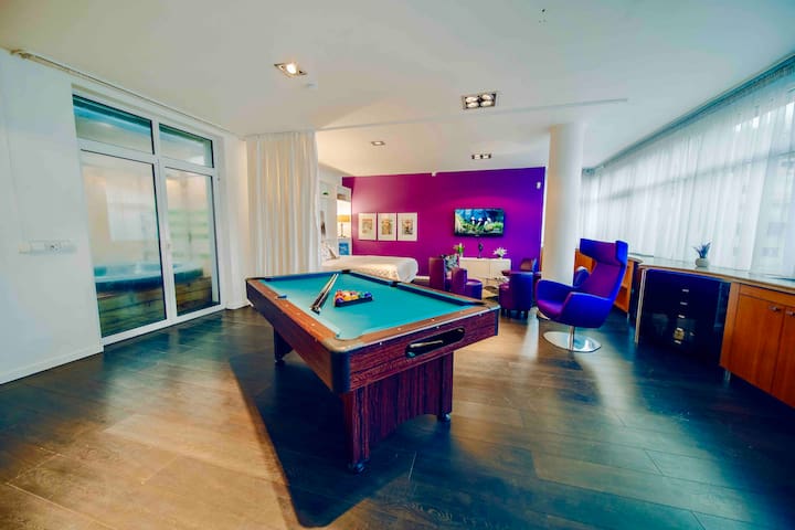 Cozy family suite with billiard sauna hot tube