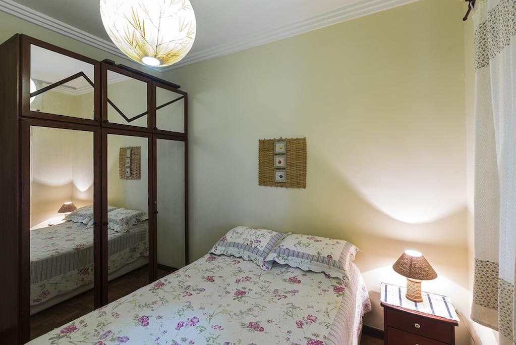 Quarto cama casal e armário (foto 02)