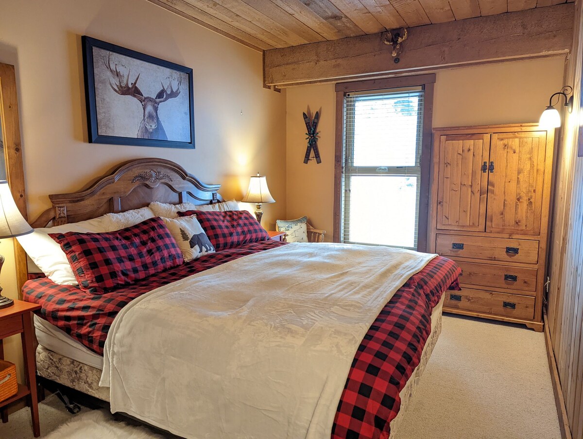 Dormitorio grande con cómoda cama tamaño king