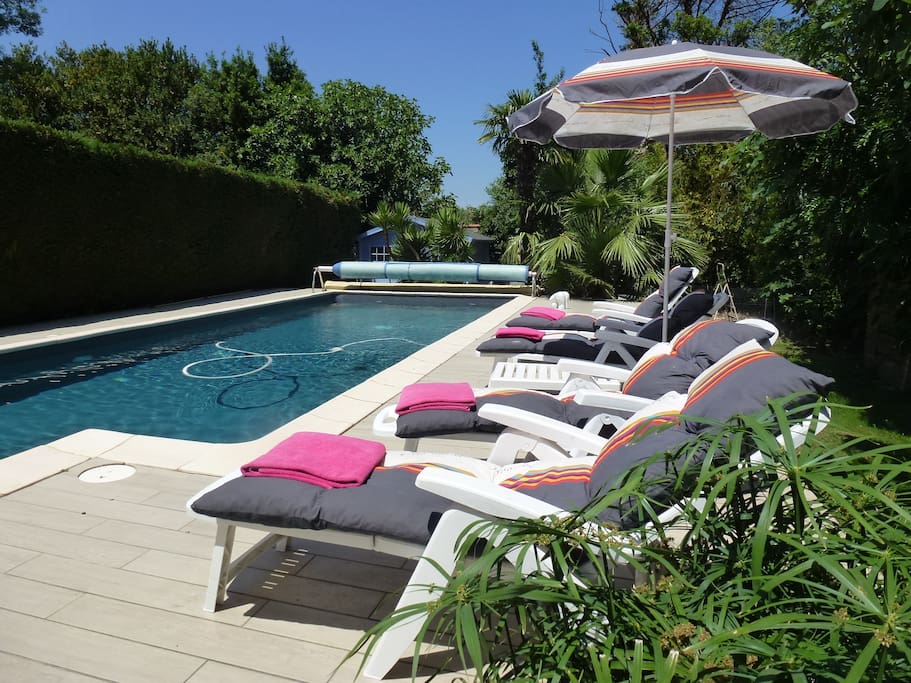 Grande maison avec piscine et une ou deux chambres à votre disposition.