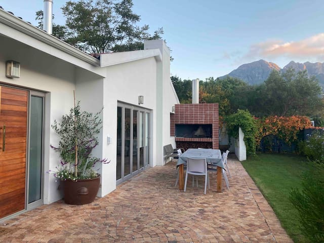 Mountain view 4-bedroom home close to wine farms.