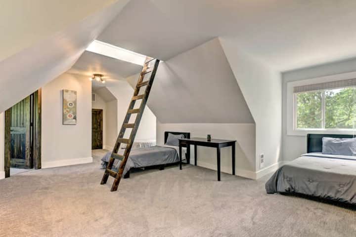 Sull'altro lato della casa, si trova questa meravigliosa zona notte condivisa! 4 letti singoli, un bagno e un belvedere. Quest 'area è divisa dalle altre zone notte della casa e potrebbe ospitare i bambini o una famiglia separata. 