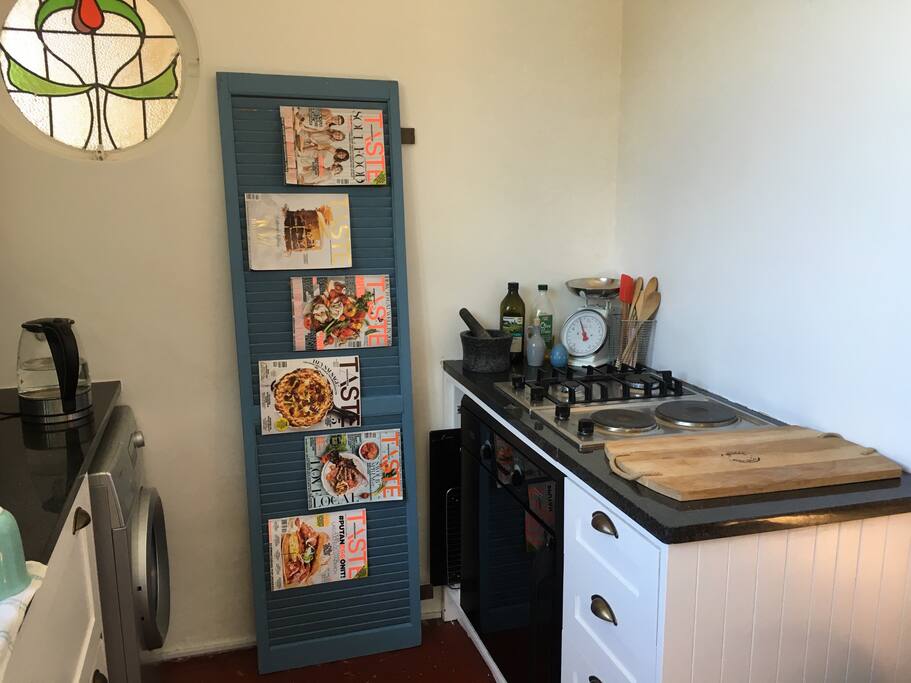 2 gas burners, 2 electric stove tops and a brand new oven.