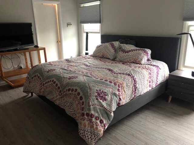 主卧-加大双人床和独立卫生间