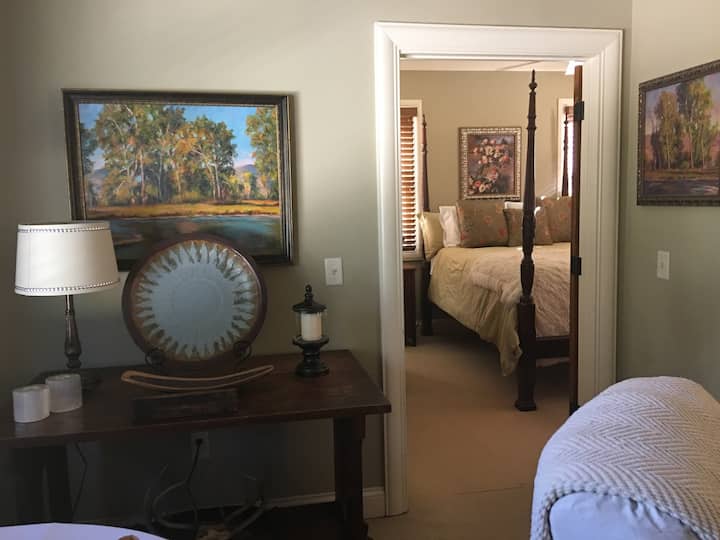 楼上客房的公共起居区。 