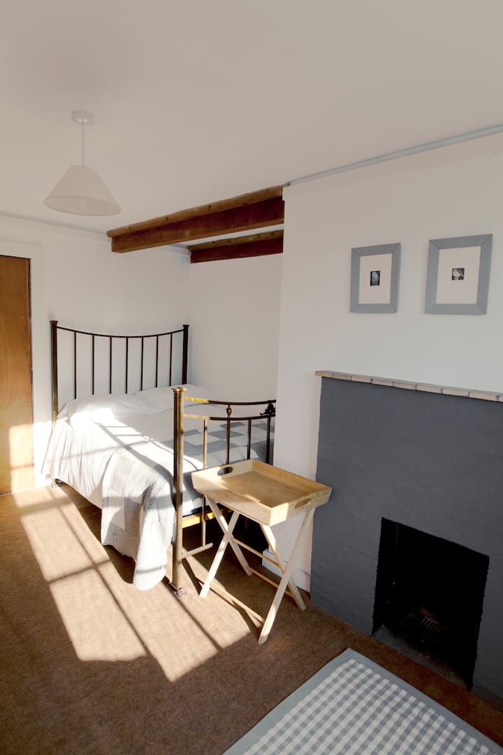 ห้องนอนเตียงใหญ่แบบตะวันออก (ขนาดเล็ก) พร้อมอ่างล้างหน้า (เข้าถึงได้เพียงด้านเดียวของเตียงทองเหลืองคู่)