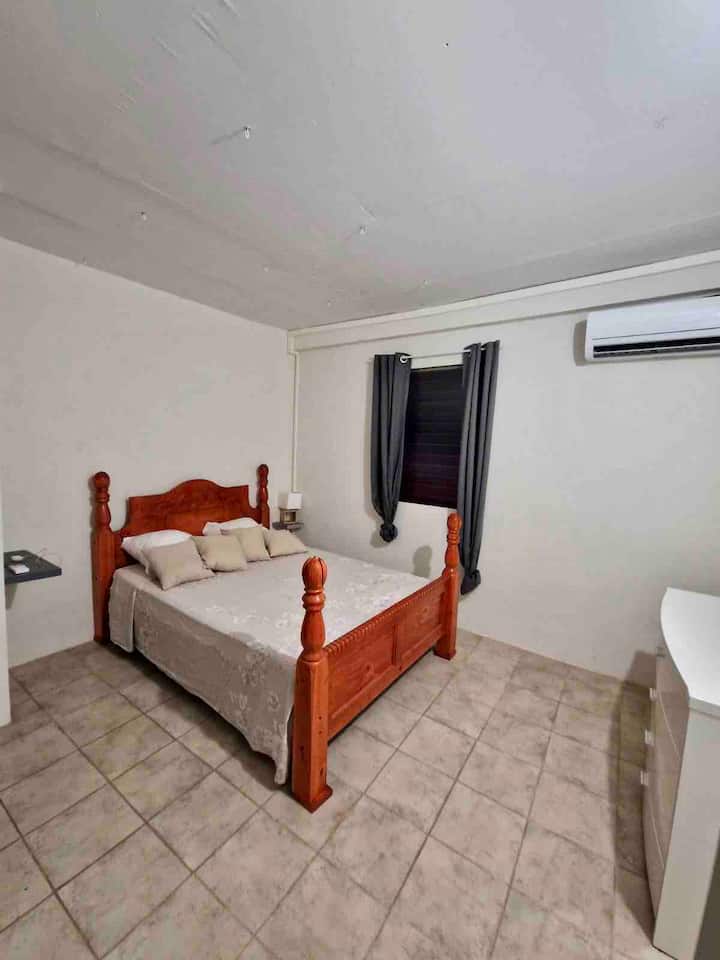 الغرفة الرئيسية، مكيفة الهواء.
سرير مزدوج
لديك خزانة ملابس، ضمادة، مصباح.