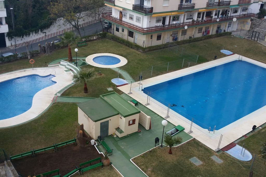 3 piscinas , 1 grande otra mediana y otra para los pequeños