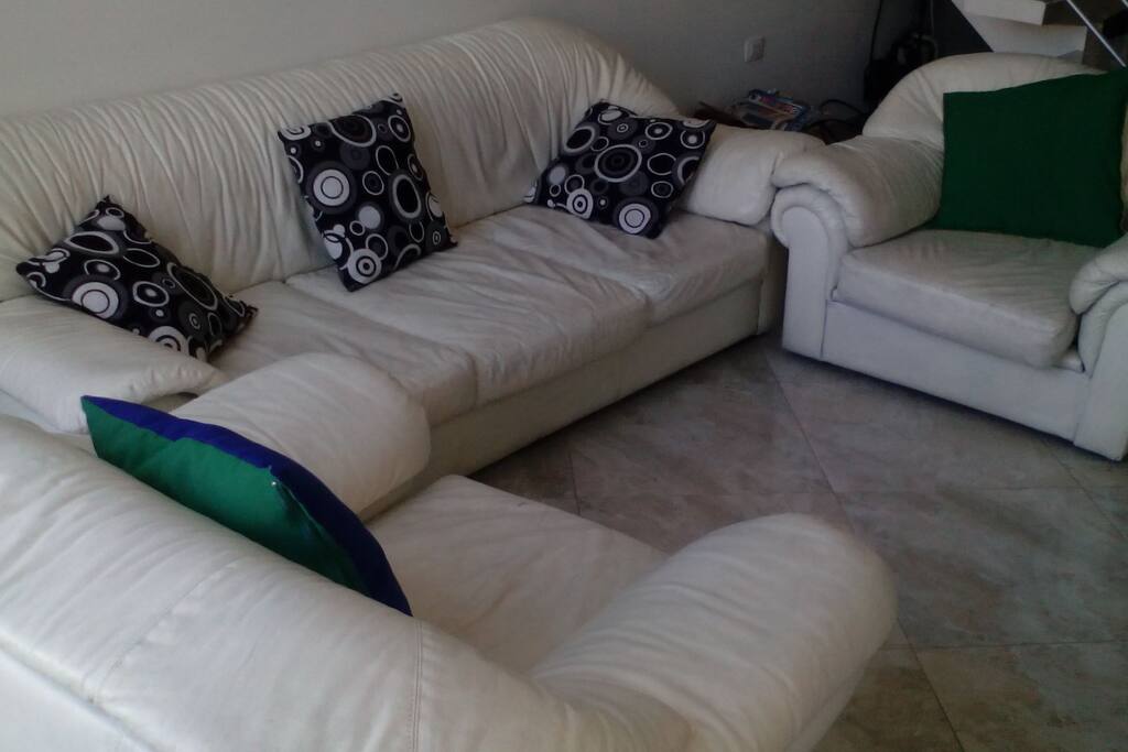 Sala en cuero color blanco