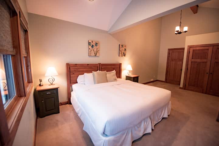 #2 غرفة نوم رئيسية بسرير كبير