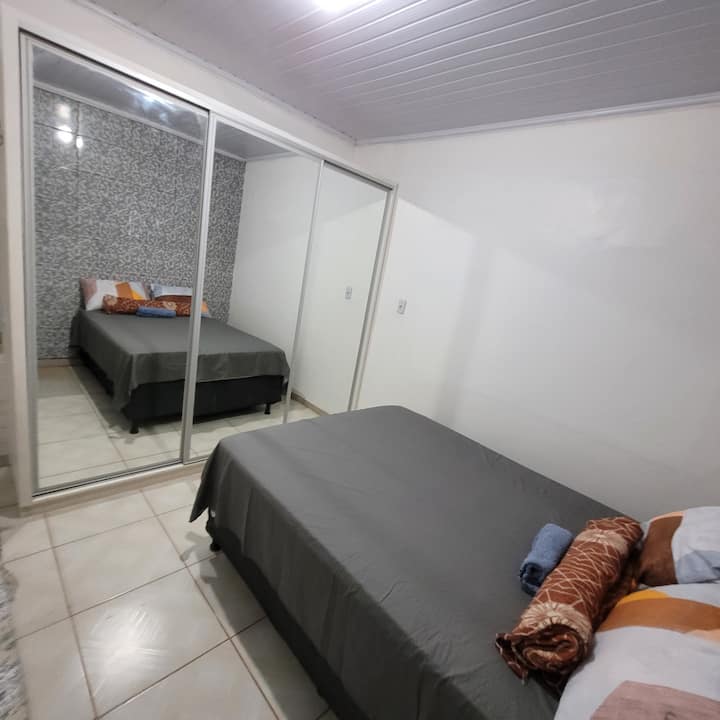 غرفة نوم 2   خزانة ملابس مع باب مرآة