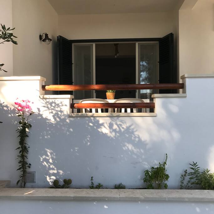 Veranda fronte mare e giardino