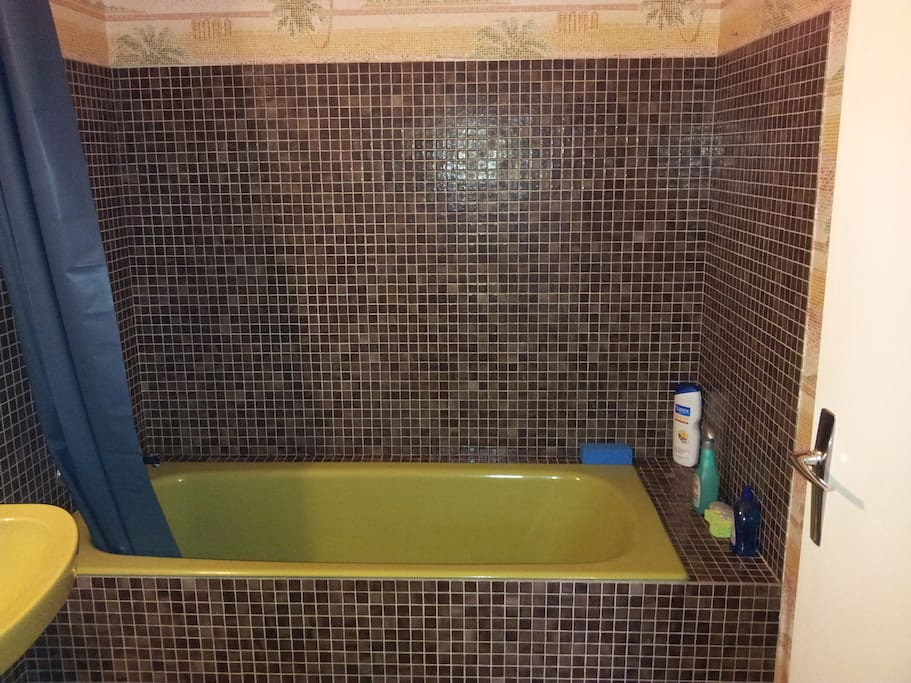 Salle de bains avec baignoire privée