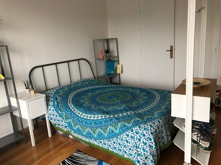 Nice double bed with a good mattress