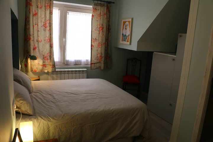 Dhoma e gjumit 2 brenda në suitë. Kati përdhes.